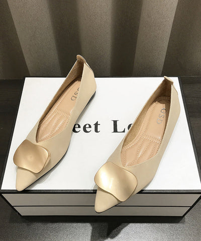 Zapatos planos con diseño de boutique, de piel sintética color caqui y punta puntiaguda con lentejuelas  Zapatos planos con diseño de boutique, de piel sintética color caqui y punta puntiaguda con lentejuelas