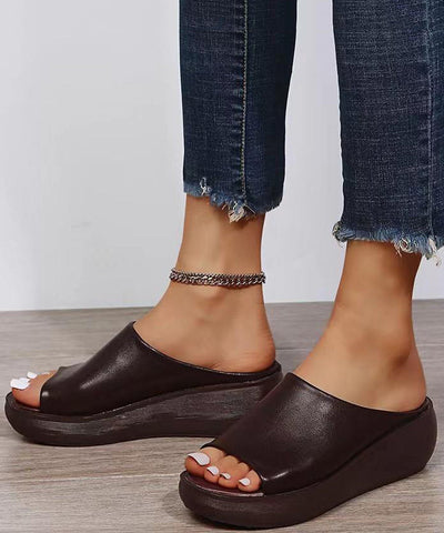 Sandalias blancas de cuña con punta abierta y estilo sencillo  Sandalias blancas de cuña con punta abierta y estilo sencillo