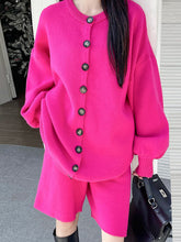 Zweiteiliges Set mit langärmligem, lockerem Pullover mit Rundhalsausschnitt und geknöpftem Oberteil + Shorts mit Kordelzug