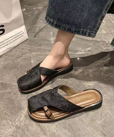 Schwarze Satin-Sandalen im chinesischen Stil mit Hohlmuster  Schwarze Satin-Sandalen im chinesischen Stil mit Hohlmuster