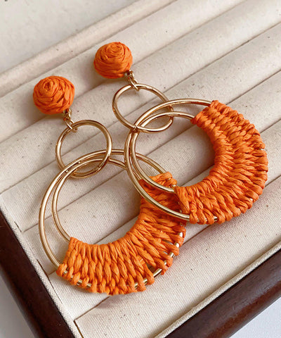 Pendientes colgantes de aleación de plata de ley naranja con diseño trenzado de paja.  Pendientes colgantes de aleación de plata de ley naranja con diseño trenzado de paja.