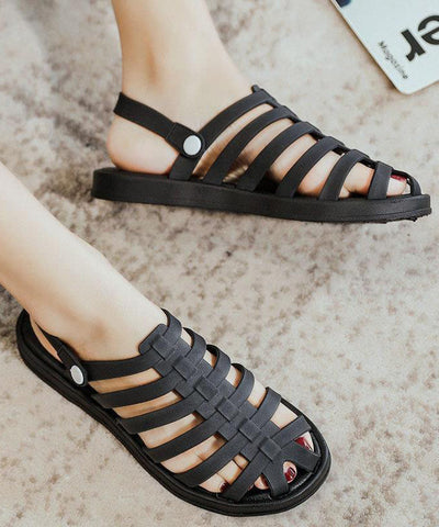 Sandalias negras informales con aberturas y empalmes  Sandalias negras informales con aberturas y empalmes