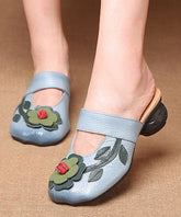 Sandalias de piel de vaca azul gruesa con diseño floral y empalme retro