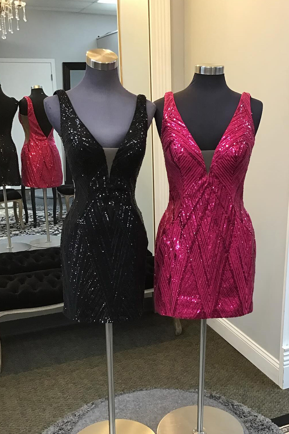 Black V-neck Sequins Bodycon Short Homecoming Dress with Open Back