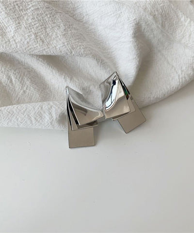 Pendientes de chapa metálica retorcida con diseño de nicho geométricos sencillos  Pendientes de chapa metálica retorcida con diseño de nicho geométricos sencillos