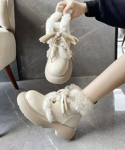 Botas de plataforma con cordones y forro de lana afelpada en beige  Botas de plataforma con cordones y forro de lana afelpada en beige