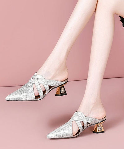 Sandalias de piel de vaca beige con aberturas y punta puntiaguda  Sandalias de piel de vaca beige con aberturas y punta puntiaguda