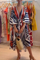 Vestido Meridress con escote en V, mangas farol y lazo en la cintura, estampado irregular