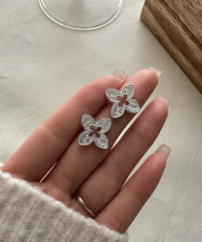 Novelty Silk Sterling Silver Four Leaf Clover Hollow Out Stud Earrings Novelty Silk Sterling Silver Four Leaf Clover Hollow Out Stud Earrings