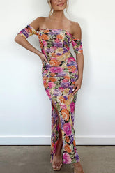 Vestido largo fruncido con abertura y hombros descubiertos con estampado floral para invitada perfecta