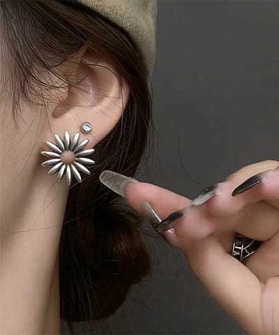 Fine Silk Copper Alloy Daisy Stud Earrings Fine Silk Copper Alloy Daisy Stud Earrings