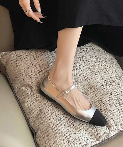Zapatos planos franceses plateados con punta cuadrada, hebilla y correa  Zapatos planos franceses plateados con punta cuadrada, hebilla y correa