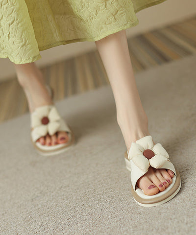 Sandalias elegantes de piel de vaca marrón con diseño floral  Sandalias elegantes de piel de vaca marrón con diseño floral