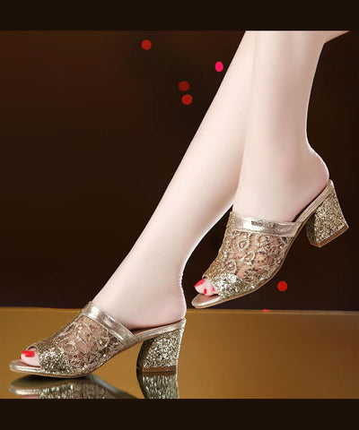 Stilvolle Sandalen mit goldenen Tüll-Pailletten und klobigem Absatz  Stilvolle Sandalen mit goldenen Tüll-Pailletten und klobigem Absatz