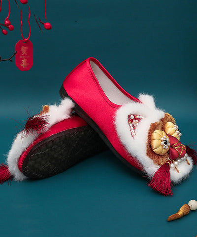 Zapatos planos rojos con bordado hecho a mano y cuentas para uñas  Zapatos planos rojos con bordado hecho a mano y cuentas para uñas