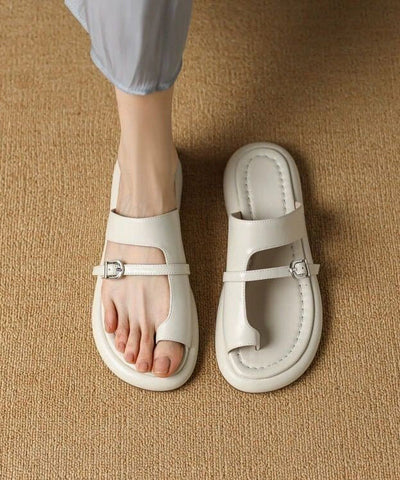 Lässige, ausgehöhlte schwarze Flip-Flops-Sandalen  Lässige, ausgehöhlte schwarze Flip-Flops-Sandalen