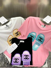 Camiseta con estampado de algodón y licra con chanclas CH