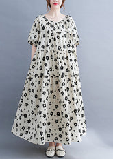 Vestido playero blanco de talla grande con cuello redondo, estampado floral arrugado y manga corta