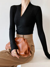 Langärmlige, schmale, einfarbige T-Shirts mit V-Ausschnitt