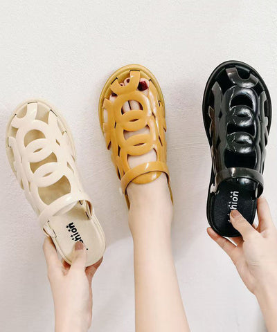 Sandalias casuales cómodas con aberturas en color negro  Sandalias casuales cómodas con aberturas en color negro