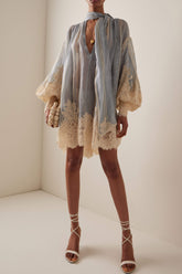 Minivestido de encaje con rayas y mangas farol