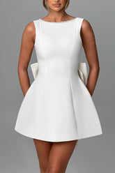 Stilvolles, perlenverziertes, schmal geschnittenes Minikleid mit großer Schleife