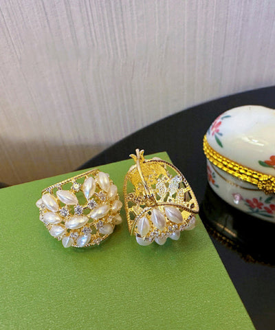 Pendientes de aro con diseño de cesta de flores, perla, circonita y cobre dorados a la moda  Pendientes de aro con diseño de cesta de flores, perla, circonita y cobre dorados a la moda