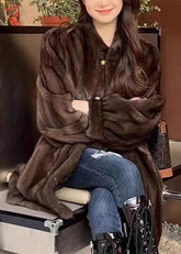 Einfacher, kaffeefarbener O-Ausschnitt-Knopf, dicker, flauschiger Pelzmantel mit langen Ärmeln