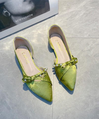 Zapatos planos hechos a mano con lazo verde y cuentas de clavo  Zapatos planos hechos a mano con lazo verde y cuentas de clavo