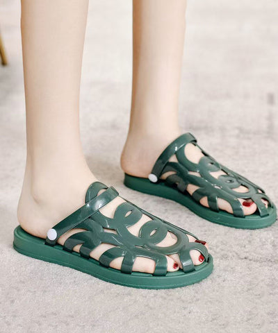 Sandalias casuales cómodas con aberturas en color negro  Sandalias casuales cómodas con aberturas en color negro