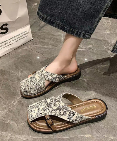 Schwarze Satin-Sandalen im chinesischen Stil mit Hohlmuster  Schwarze Satin-Sandalen im chinesischen Stil mit Hohlmuster