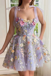 Proof of Perfection – Minikleid mit 3D-Blumenstickerei und Bindeträgern