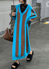 Französisches blaues V-Ausschnitt-Streifen-Patchwork-Kuschelstrickpullover-Kleid für den Winter