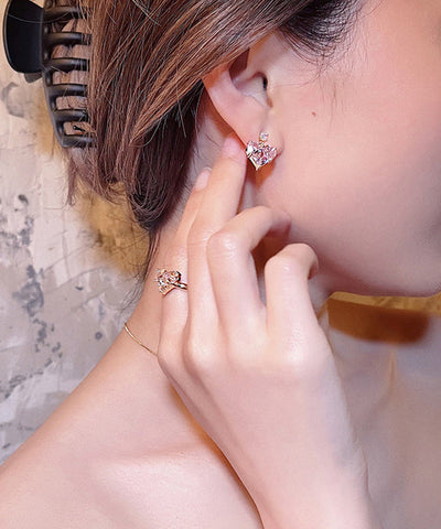 Moderne Ohrstecker aus Sterlingsilber mit rosa Zirkonia-Kristallen und Pfirsichherz  Moderne Ohrstecker aus Sterlingsilber mit rosa Zirkonia-Kristallen und Pfirsichherz