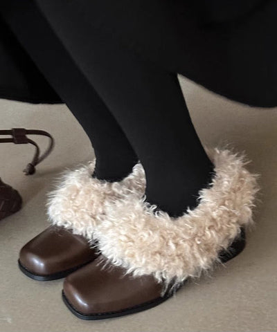 Braune, klobige Loafer-Schuhe aus weichem Kunstleder mit flauschigem Wollfutter  Braune, klobige Loafer-Schuhe aus weichem Kunstleder mit flauschigem Wollfutter