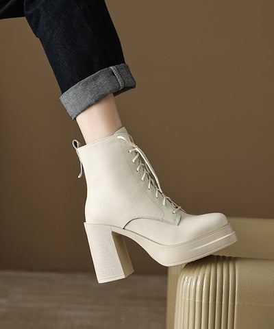 Braune Stiefel aus Rindsleder mit Schnürung und klobigem Absatz  Braune Stiefel aus Rindsleder mit Schnürung und klobigem Absatz