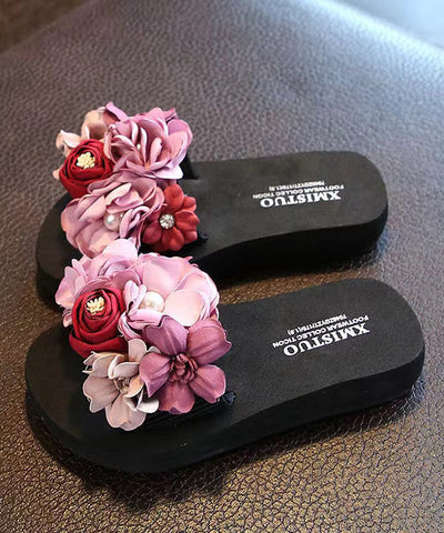 Sandalias estilo bohemio con diseño floral en color rosa y punta abierta  Sandalias estilo bohemio con diseño floral en color rosa y punta abierta