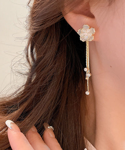 Pendientes colgantes con borlas de camelia y circonitas de aleación de cobre y oro de moda  Pendientes colgantes con borlas de camelia y circonitas de aleación de cobre y oro de moda