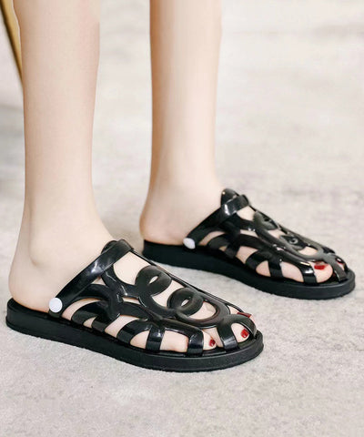 Sandalias casuales cómodas con aberturas en color negro  Sandalias casuales cómodas con aberturas en color negro