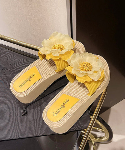 Sandalias de cuña con punta abierta y diseño floral negro bohemio  Sandalias de cuña con punta abierta y diseño floral negro bohemio