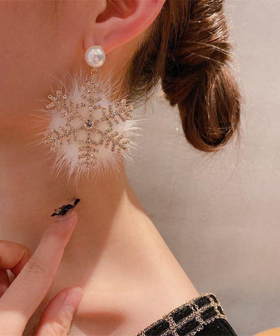 Modern White Copper Alloy Snowflake Fuzzy Fur Fluffy Drop Earrings Modern White Copper Alloy Snowflake Fuzzy Fur Fluffy Drop Earrings