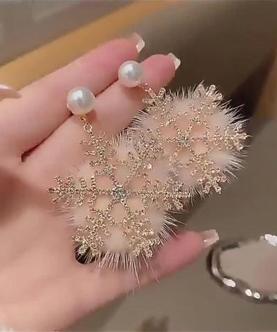 Modern White Copper Alloy Snowflake Fuzzy Fur Fluffy Drop Earrings Modern White Copper Alloy Snowflake Fuzzy Fur Fluffy Drop Earrings