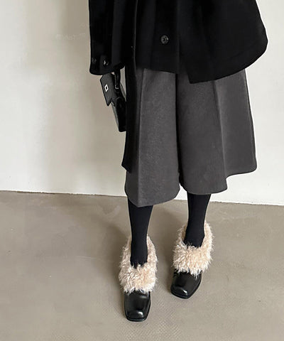 Braune, klobige Loafer-Schuhe aus weichem Kunstleder mit flauschigem Wollfutter  Braune, klobige Loafer-Schuhe aus weichem Kunstleder mit flauschigem Wollfutter