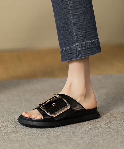 Sandalias negras con plataforma y diseño casual y cómodo  Sandalias negras con plataforma y diseño casual y cómodo