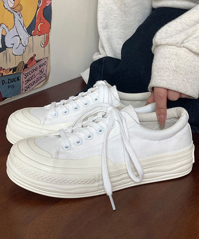 Lässige, bequeme, weiße flache Canvas-Schuhe zum Schnüren  Lässige, bequeme, weiße flache Canvas-Schuhe zum Schnüren