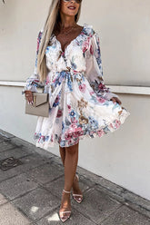 Minikleid mit Rüschen, Blumenmuster, V-Ausschnitt und langen Ärmeln