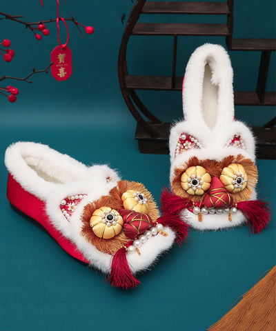 Zapatos planos vintage con borlas y cuentas de clavos forrados de lana afelpada roja  Zapatos planos vintage con borlas y cuentas de clavos forrados de lana afelpada roja