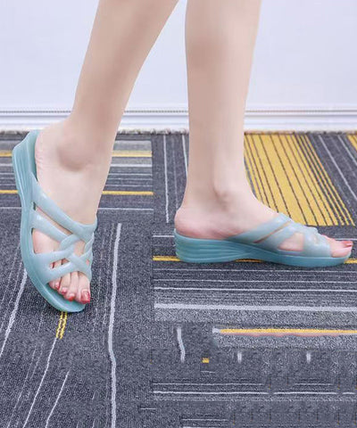 Blaue Sandalen mit Keilabsatz und ausgehöhltem Peep Toe  Blaue Sandalen mit Keilabsatz und ausgehöhltem Peep Toe