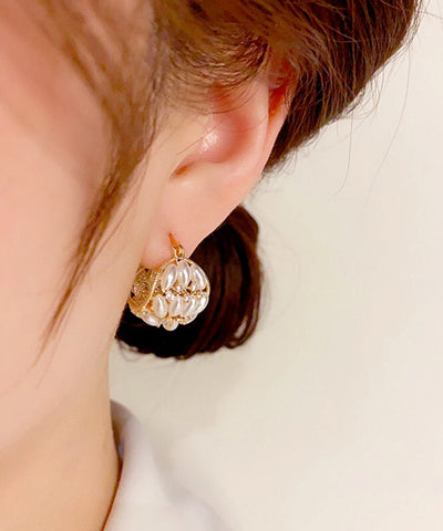 Pendientes de aro con diseño de cesta de flores, perla, circonita y cobre dorados a la moda  Pendientes de aro con diseño de cesta de flores, perla, circonita y cobre dorados a la moda
