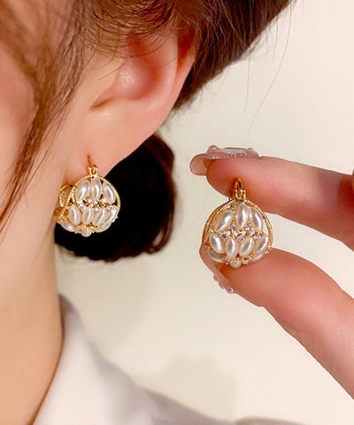 Pendientes de aro con diseño de cesta de flores, perla, circonita y cobre dorados a la moda  Pendientes de aro con diseño de cesta de flores, perla, circonita y cobre dorados a la moda